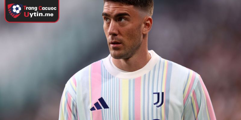 Dušan Vlahović lòa cháy từ Turin